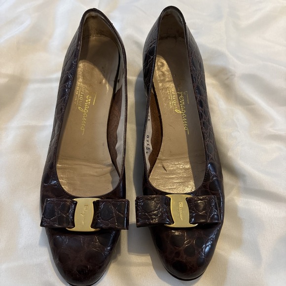 Salvatore Ferragamo Vintage Brown Alligator Print Leather Vara Bow Pumps Size 7 - Picture 1 of 13